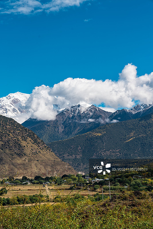 西藏自治区林芝市雅鲁藏布江大峡谷秋季风光图片素材