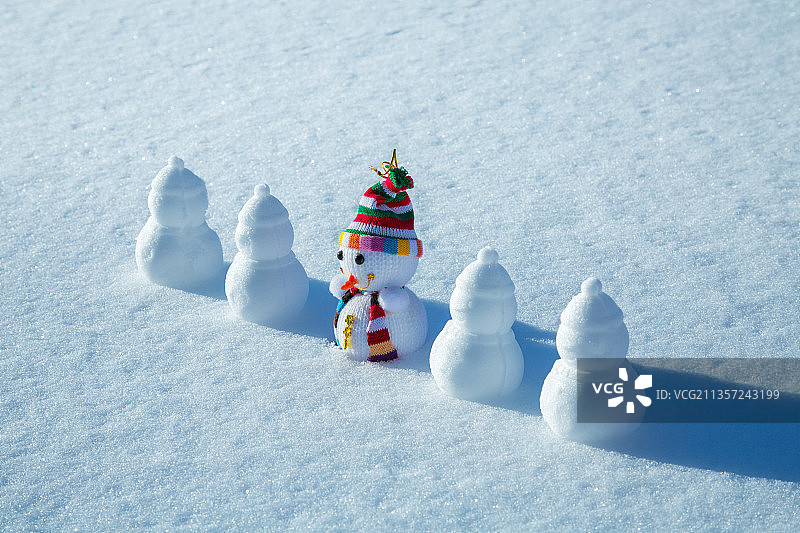 雪地里一排可爱的小雪人图片素材