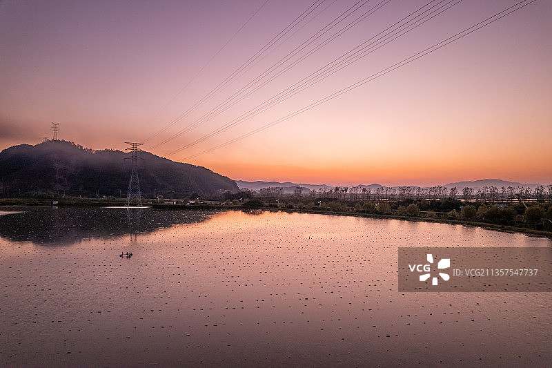 夕阳下的诸暨山下湖珍珠养殖蚌场图片素材