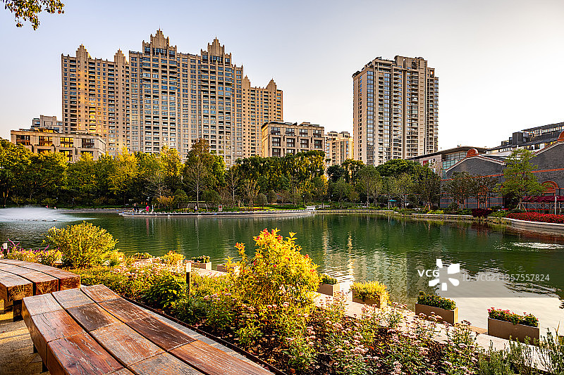 上海黄浦太平桥公园景观.上海新天地太平湖建筑风光图片素材
