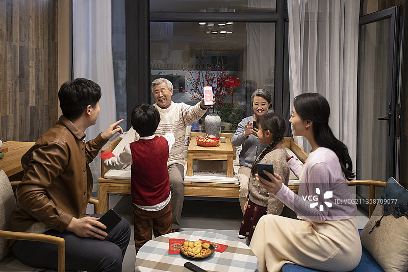 快乐家庭用手机抢新年红包图片素材