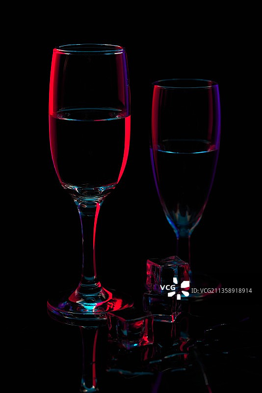 桌子上的葡萄酒杯在黑色背景下的特写图片素材