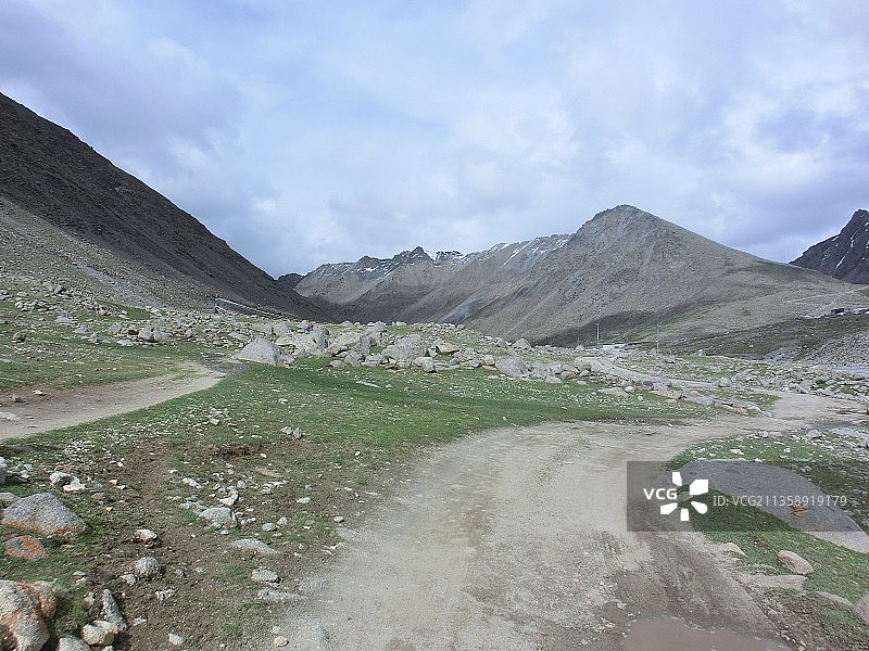 风景的公路的山对天空，西藏，中国图片素材