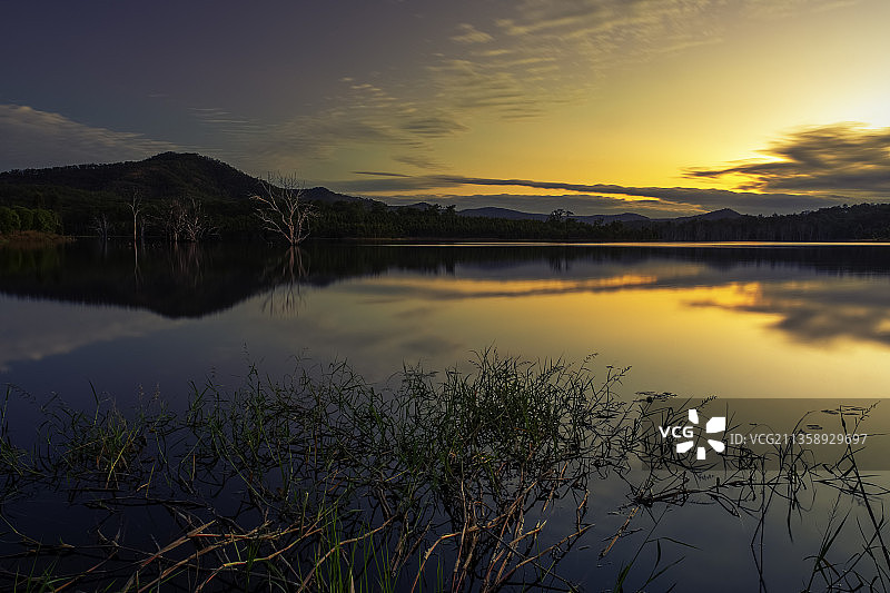 澳大利亚昆士兰州Wyaralong水坝，日落时湖面上的风景图片素材