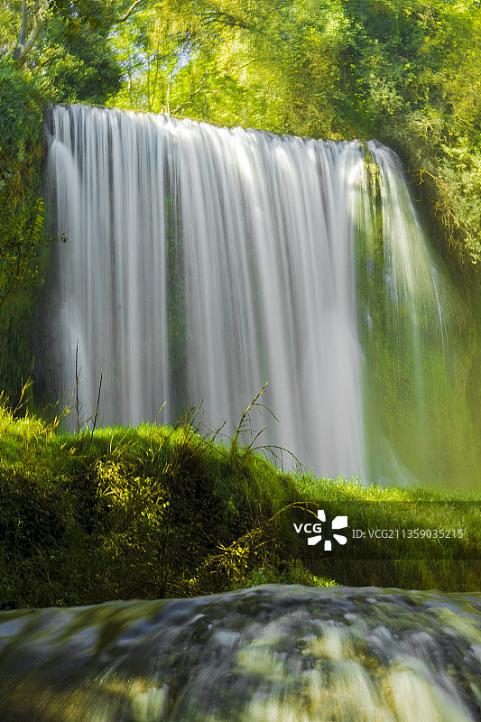 森林瀑布风景，萨拉戈萨，西班牙图片素材