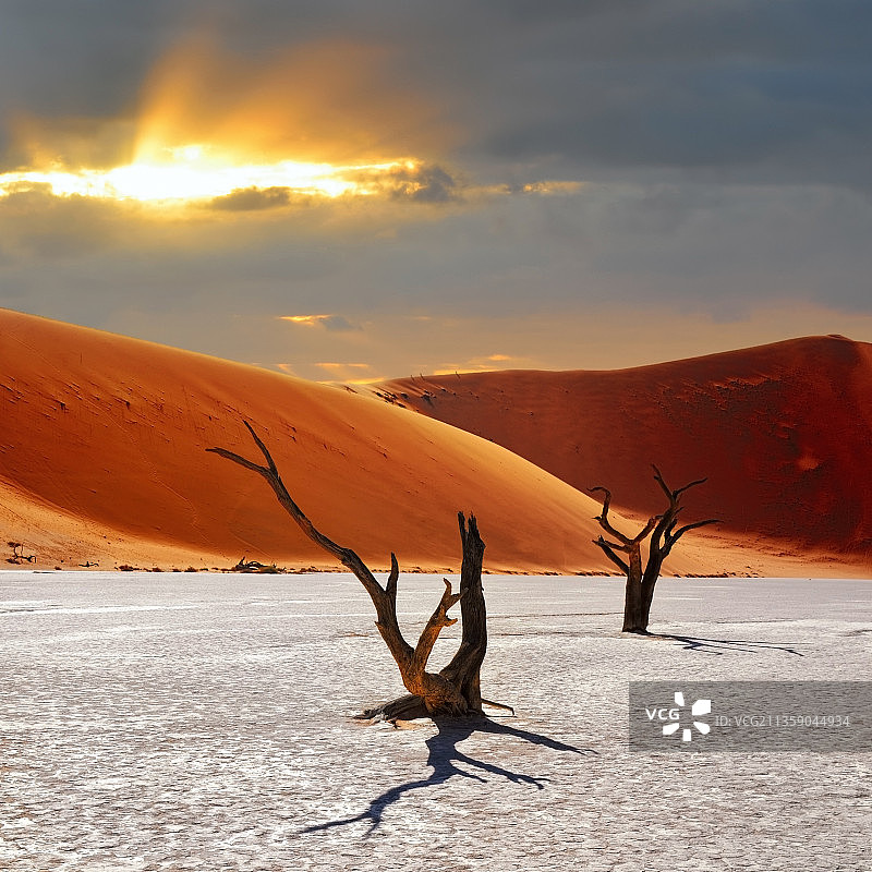 日落时沙漠在天空中的景色图片素材