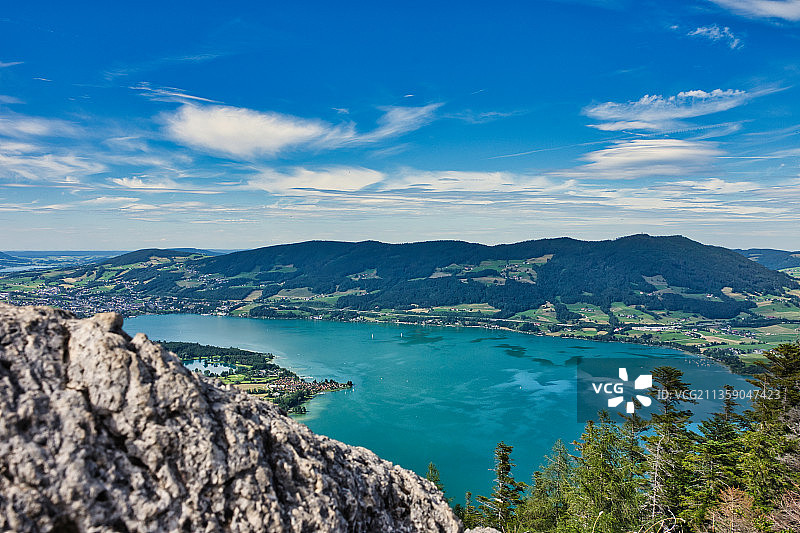 奥地利Mondsee，蓝色天空衬托下的大海和山脉景色图片素材