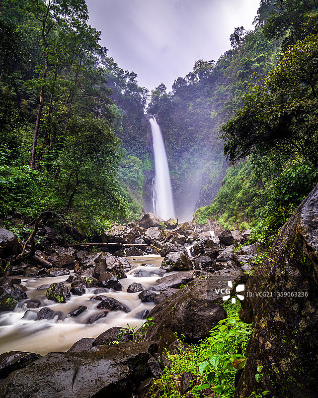 森林瀑布的风景，印度尼西亚图片素材