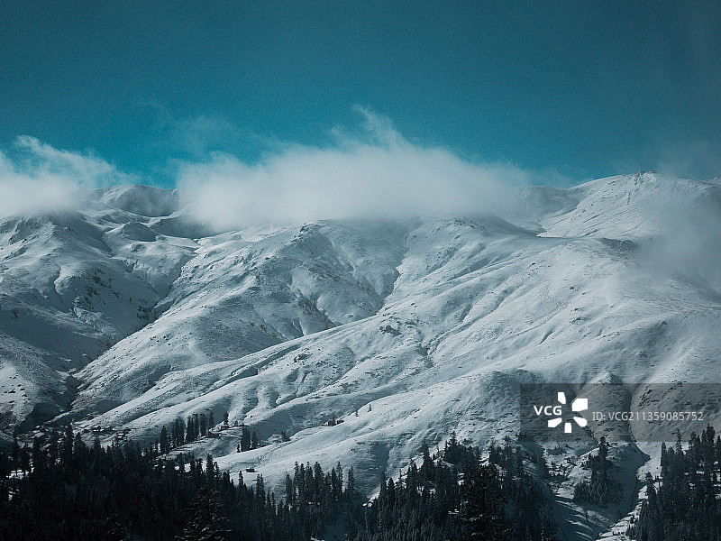 乔治亚州，白雪皑皑的山脉映衬着天空的景色图片素材