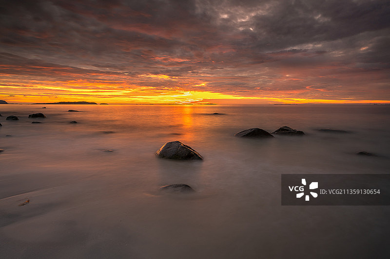 挪威乌尔斯坦维克，日落时大海映衬着戏剧性的天空图片素材