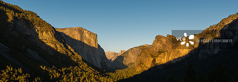 美国加州约塞米蒂国家公园，岩石山脉映衬着清澈的天空图片素材