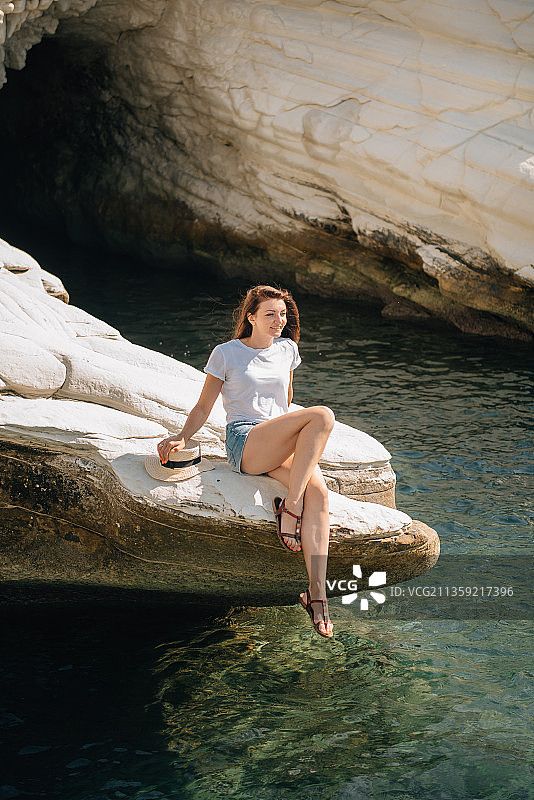 美丽的女孩穿着短裤和帽子在塞浦路斯的海边图片素材