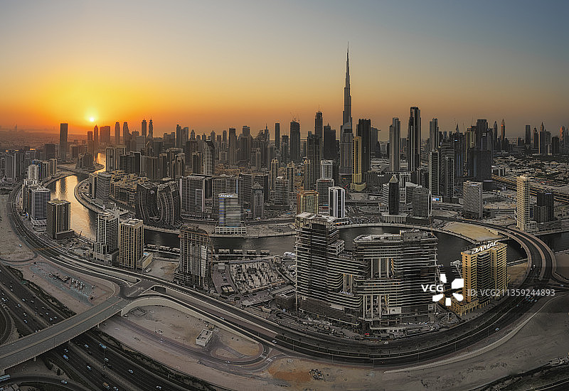 城市景观的鸟瞰图在天空日落，阿拉伯联合酋长国图片素材