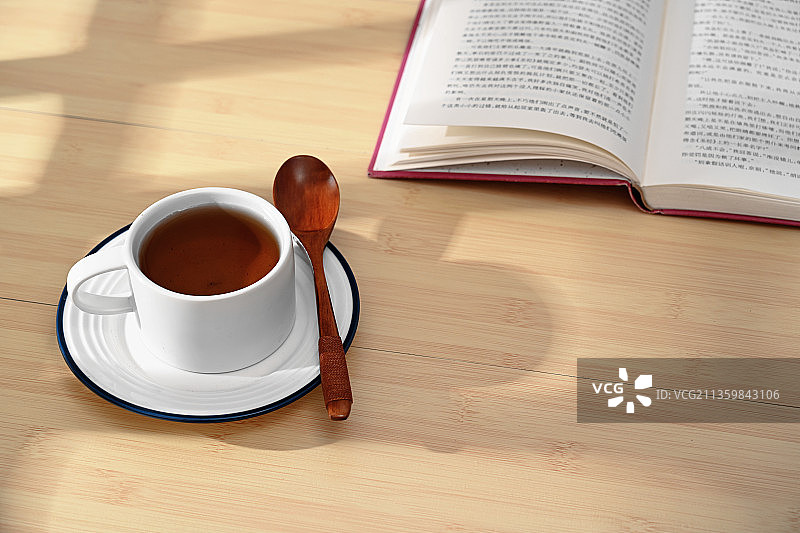 上午明媚阳光下窗前阅读书籍喝一杯红茶休闲生活图片素材