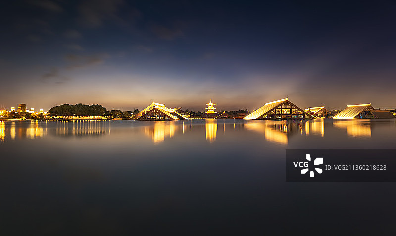 上海松江广富林遗址仿古建筑水中倒影灯光夜景图片素材