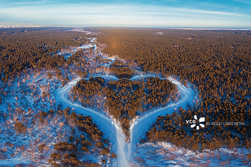 心形冬季森林鸟瞰图，俄罗斯图片素材