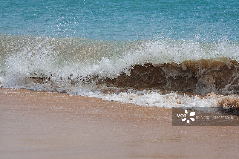 沙滩上的海浪，大海的风景图片素材