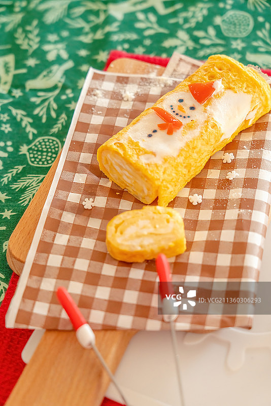 红格子餐垫上的圣诞老人厚蛋烧图片素材