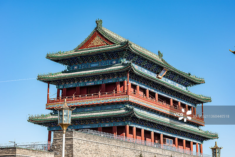 晴朗天气低视角拍摄中国北京正阳门图片素材
