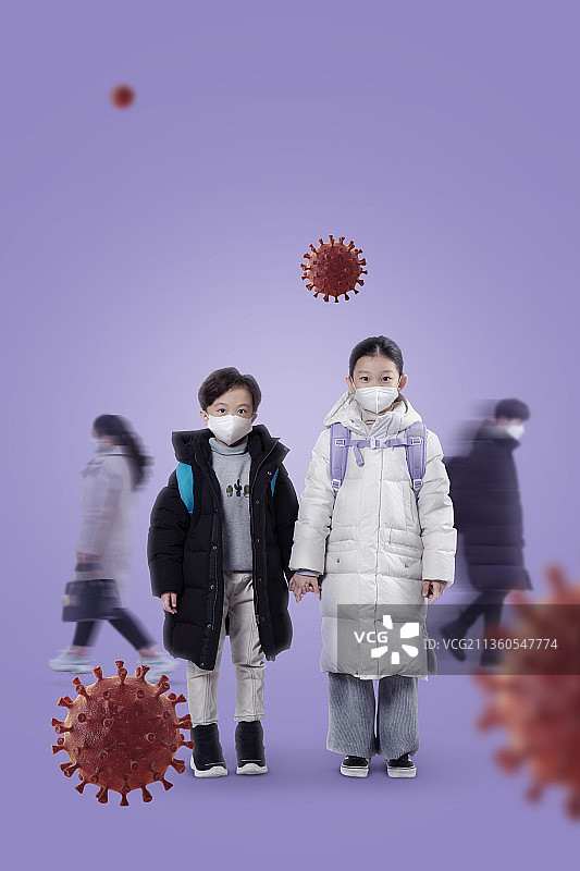 亚洲儿童在冬季时尚戴口罩，在新冠疫情时代重返校园图片素材