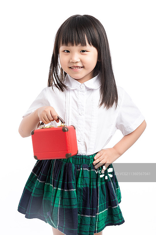 亚洲小女孩手提一个红色小箱子图片素材