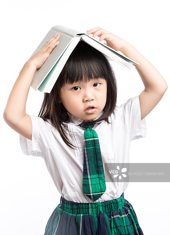亚洲小女孩头顶一本书图片素材