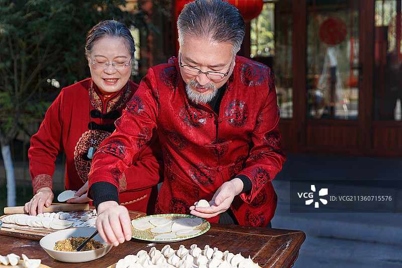 幸福的老年夫妇过年包饺子图片素材