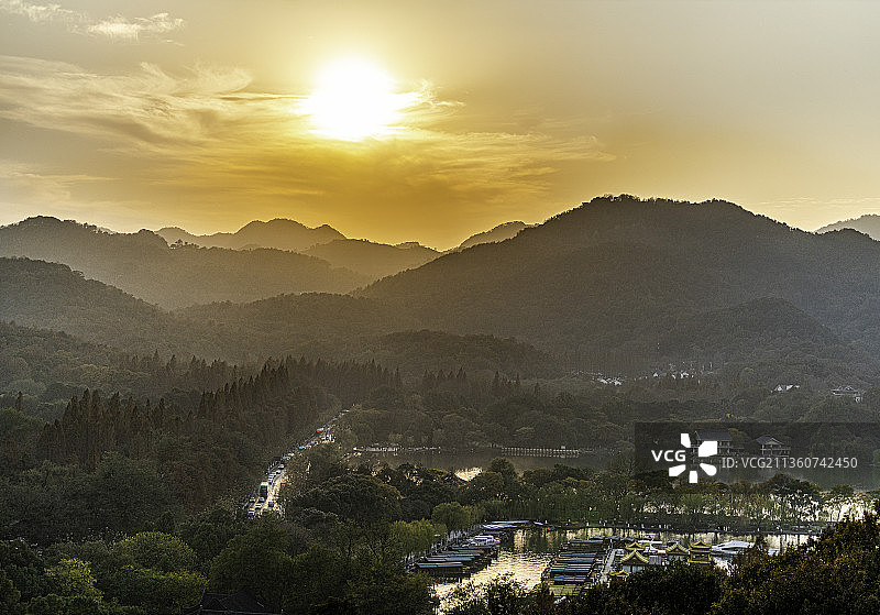 中国杭州市，从雷锋塔上眺望西湖畔山脉图片素材