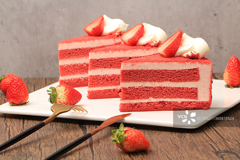 草莓红丝绒蛋糕慕斯甜点图片素材