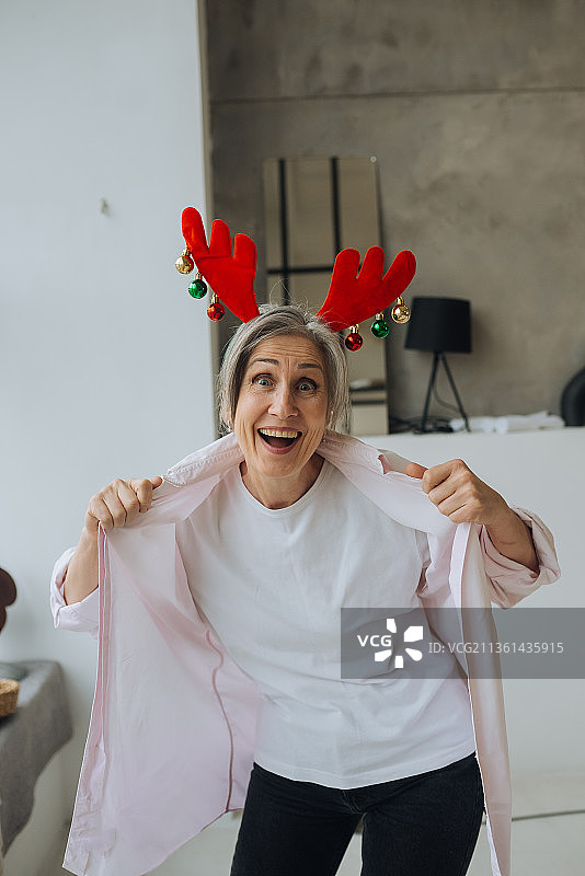 奶奶戴着鹿圣诞帽，开心的笑脸图片素材