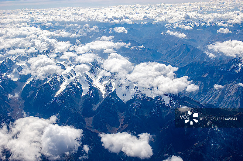 新疆上空飞机上航拍蓝色山脉和白云图片素材