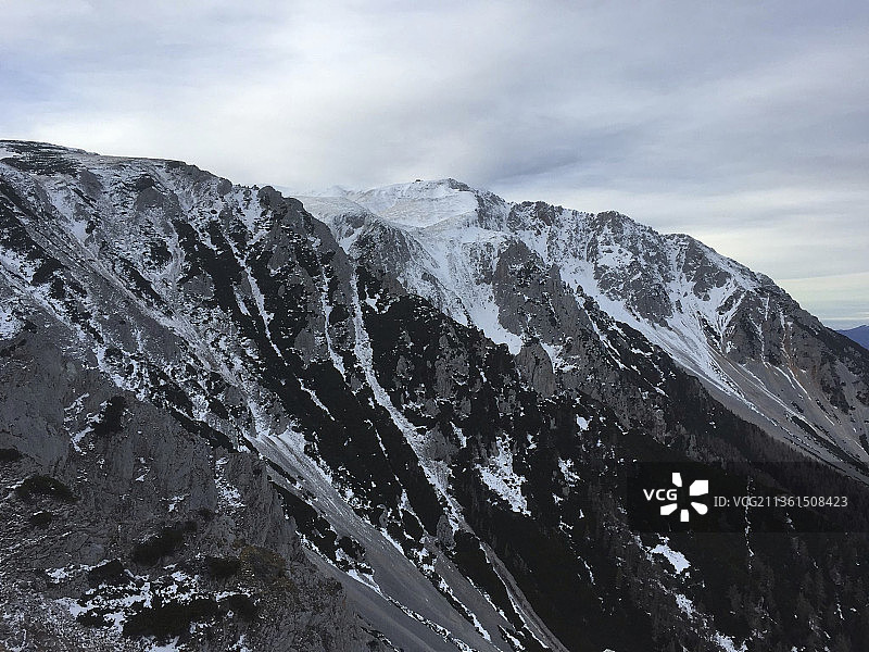 阿尔卑斯山的一座白雪覆盖的山图片素材
