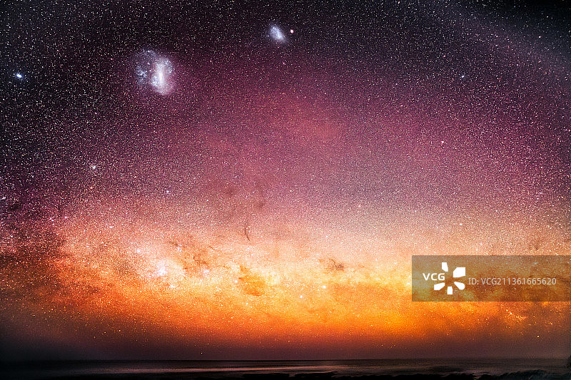 麦哲伦星云，夜空中大海的风景，澳大利亚维多利亚州阿波罗湾图片素材