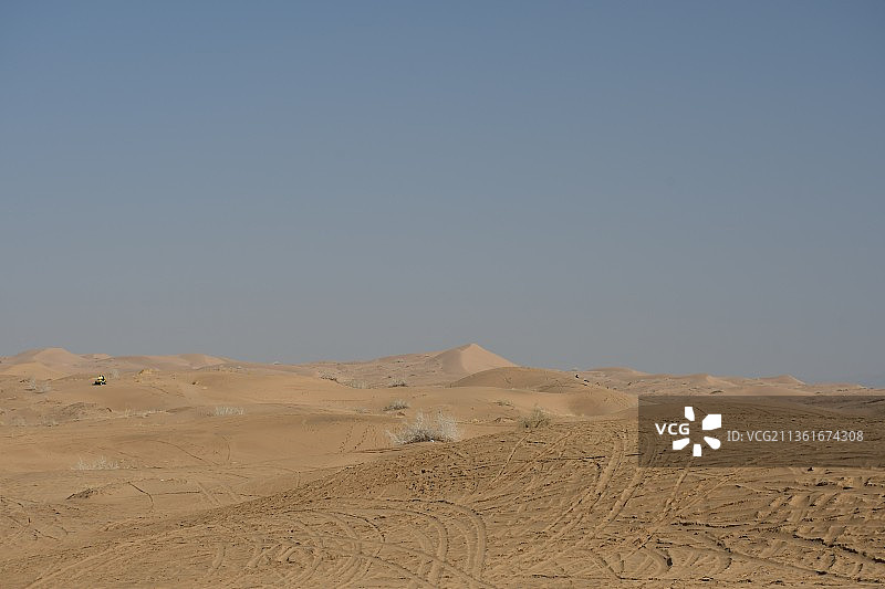晴朗的天空衬托下的沙漠风景图片素材