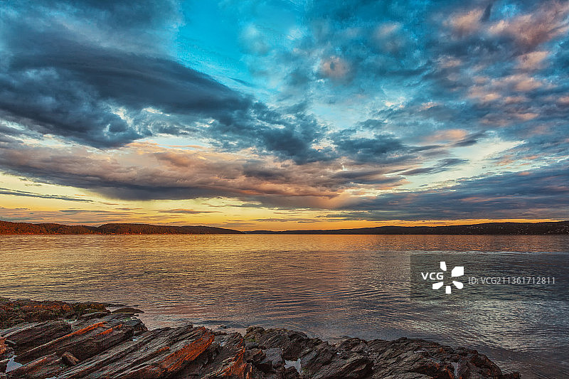 挪威奥斯陆，日落时大海与天空的景色图片素材