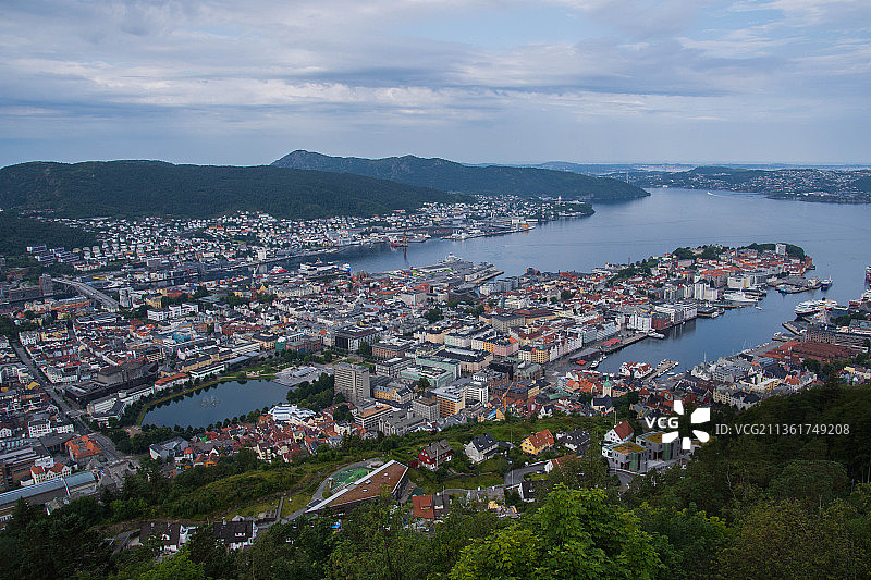挪威，海天映衬下的高视角城市景观图片素材