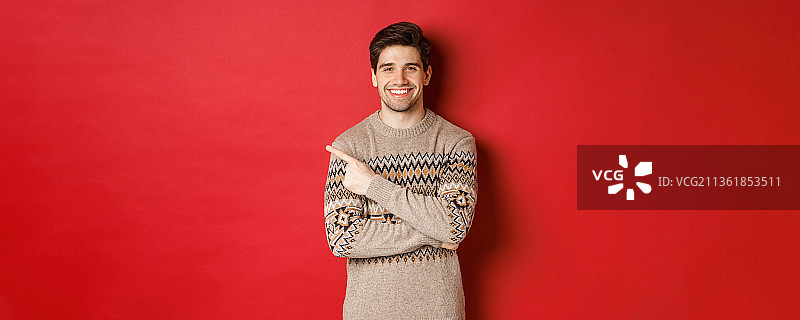 英俊的男人穿着圣诞毛衣，庆祝新年图片素材