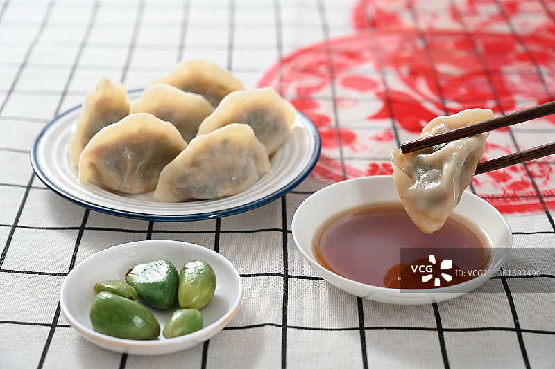 中国传统美食过年红色祝福吃饺子蘸醋就着腊八蒜图片素材