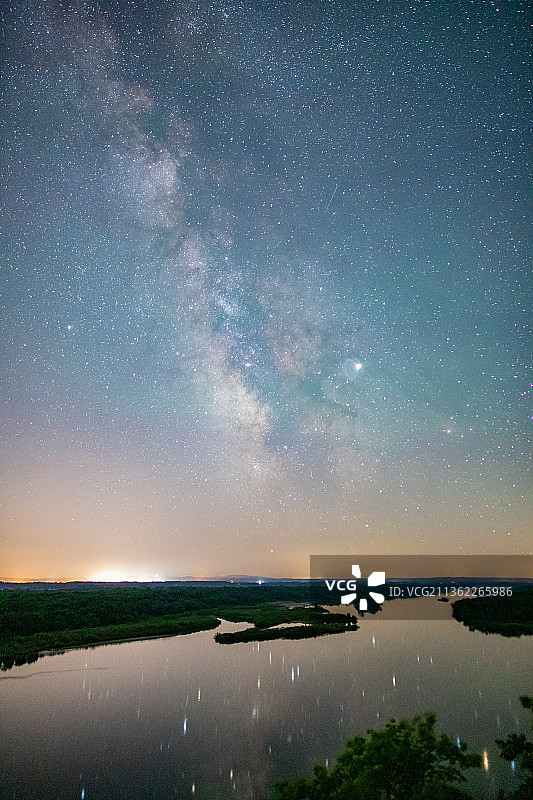 银河绝壁，夜晚星空下的湖景图片素材