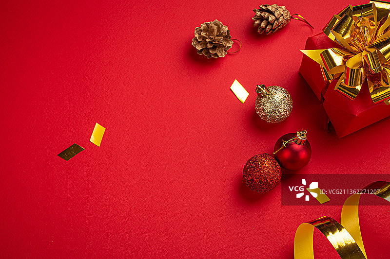 圣诞红色礼物与金色蝴蝶结和圆形装饰顶视图图片素材
