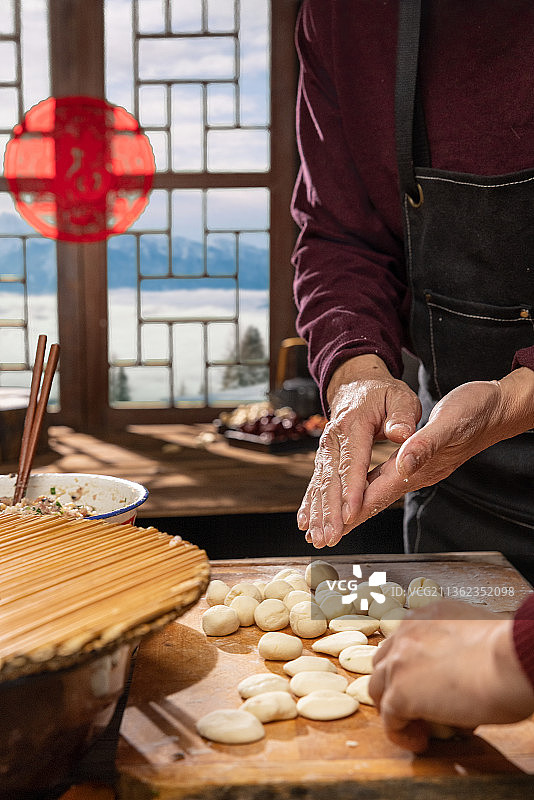 冬至春节包饺子和面擀饺子皮图片素材