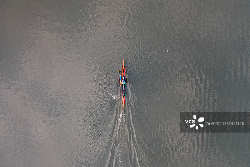 河流上飞速划行的皮划艇图片素材