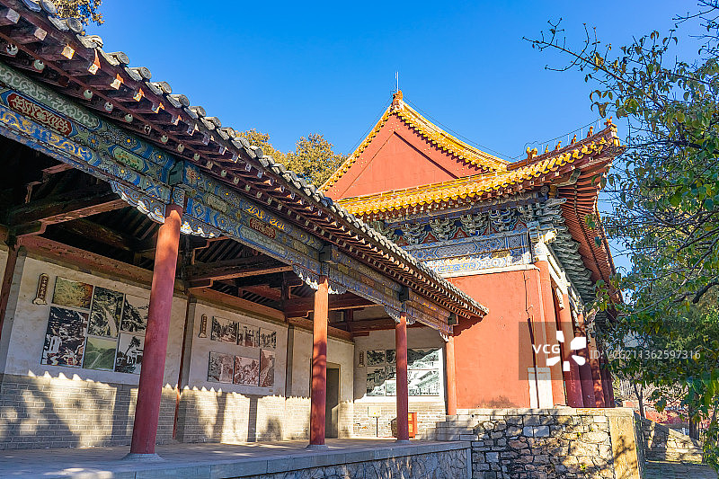中国山东泰安著名景点泰山风景区岱庙行宫里古典建筑的走廊和红柱子图片素材