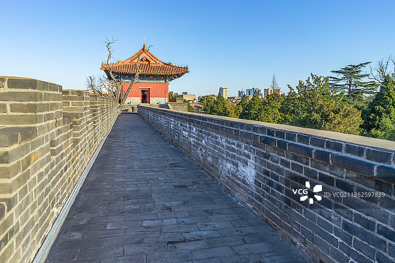 中国山东泰安著名景点泰山风景区岱庙行宫里的古代城墙和角楼图片素材
