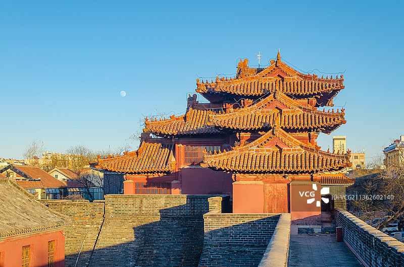 中国山东泰安著名景点泰山风景区岱庙行宫里的古代角楼图片素材