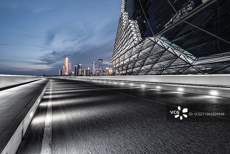 城市现代建筑与公路路面夜景图片素材