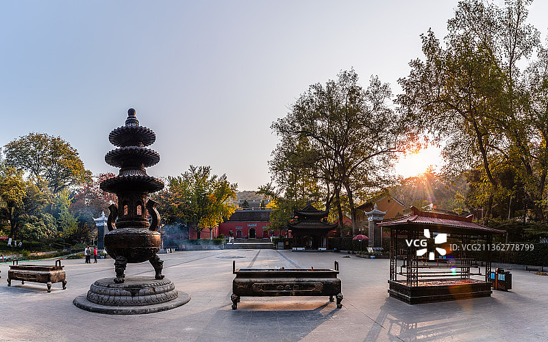 秋天中国南京栖霞寺的香炉图片素材