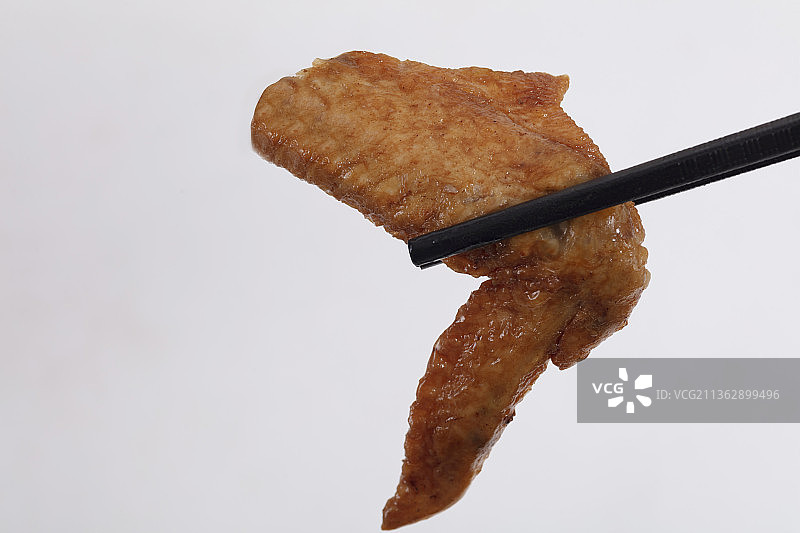 筷子夹着一根鸡翅图片素材
