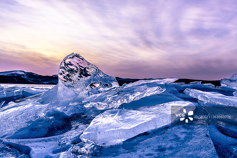 冰岛，日落时天空映衬下的冰冻风景图片素材