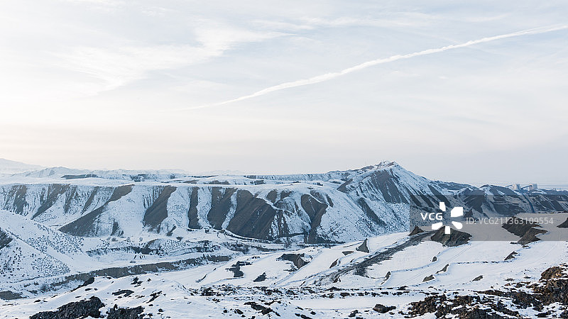 夕阳下的的矿山雪景图片素材